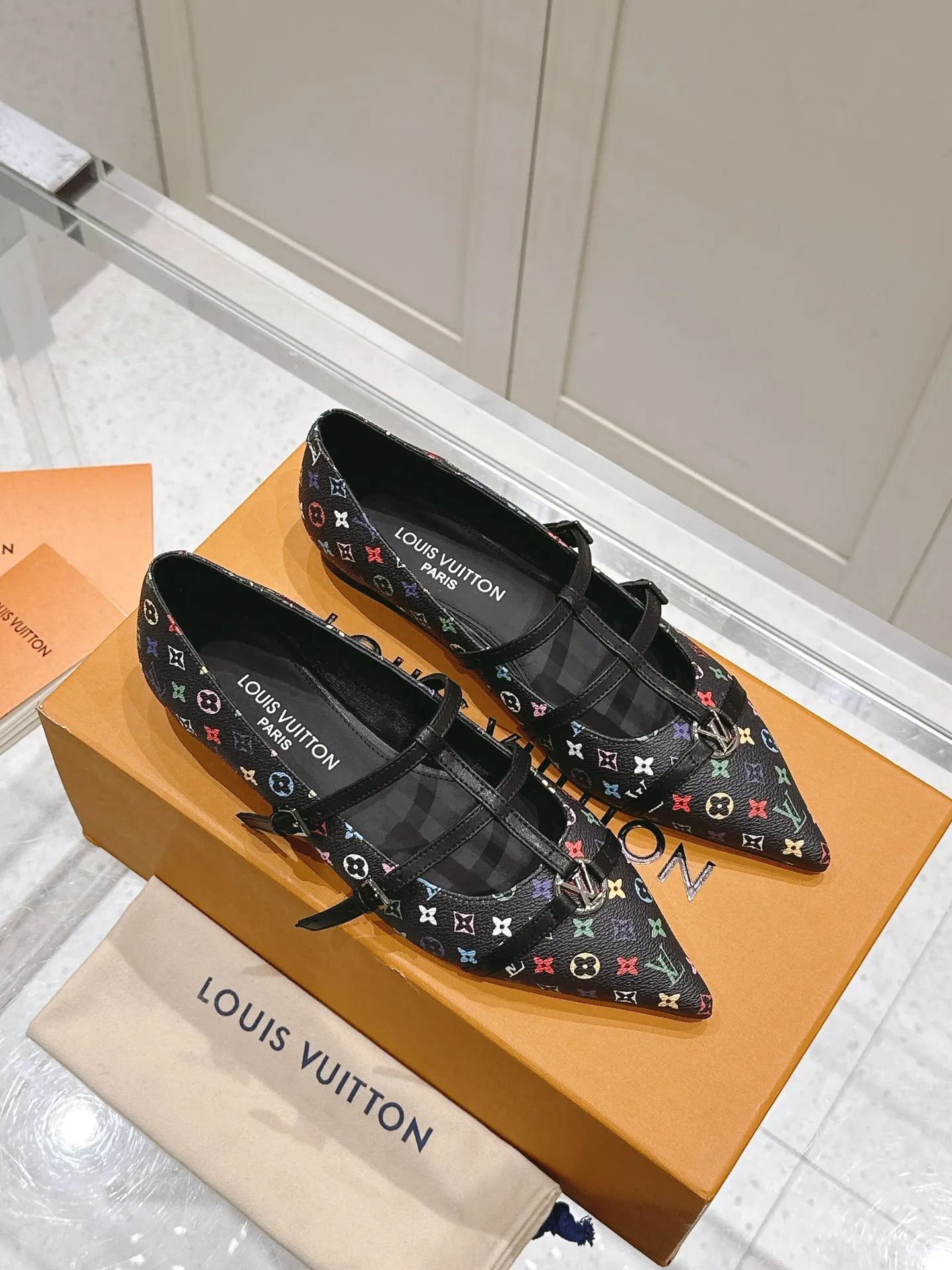 👟👟Ex-factory price 680👟👟 L V➕ Murakami Takashi co-branded series top quality louis vuitton ss25 new arrival～ LV.2025 spring and summer series｜new pointed toe high heels🆕 The small pointed toe of the eagle is matched with a hollow leather strip and a small square buckle to adjust the tightness, and the LV hardware "logo" is embellished, and the details and texture are particularly high-end! The sharp styling effect is a visual feast💯It is difficult to conceal the elegant temperament of LV. It is easy to wear, comfortable, sexy and exquisite ~ Grade A sheepskin lining is soft and breathable. The genuine leather outsole imported from Italy is easy to wear and will not tire your feet. Size: 35-40 (41 customized items are non-refundable)